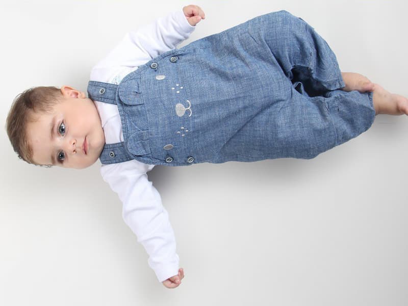 سرهمی یکی از لباس مناسب برای نوزاد تازه متولد شده