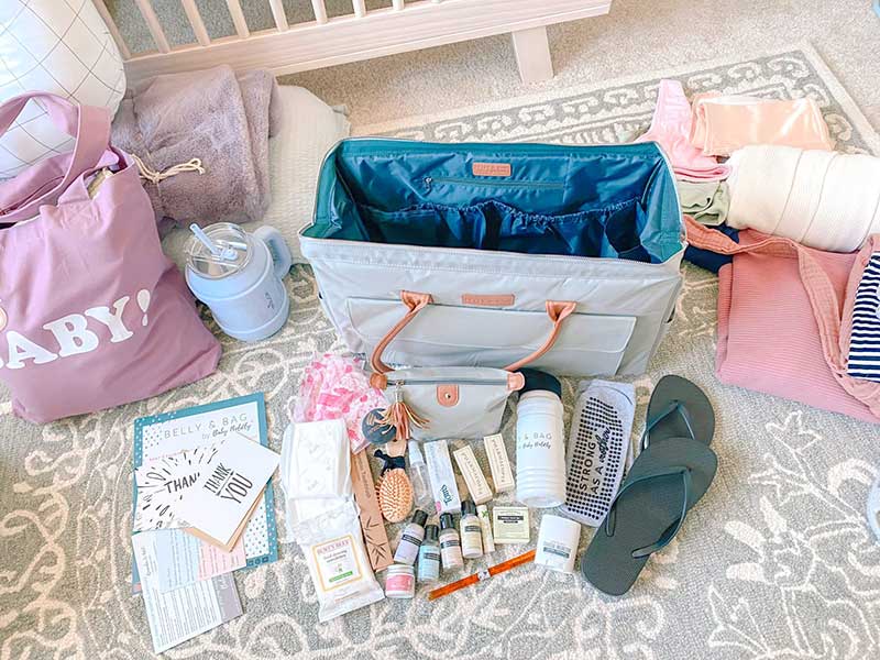 وسایل مورد نیاز برای بیمارستان شامل کیف نوزاد، شیشه شیر و لباس‌های ضروری.