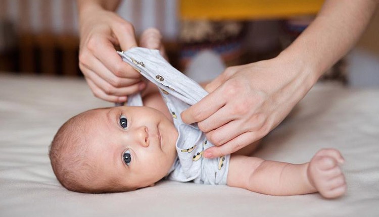 نوزاد در حال در آوردن لباس