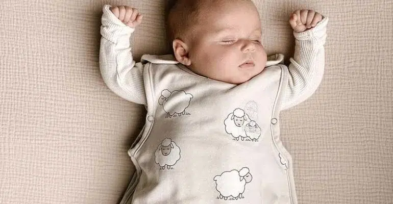 نوزاد خوابیده با لباس های خواب